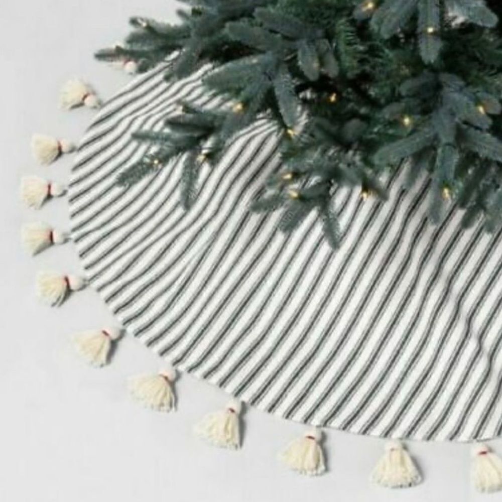 Hearth & Hand Green and cream tree skirt‎